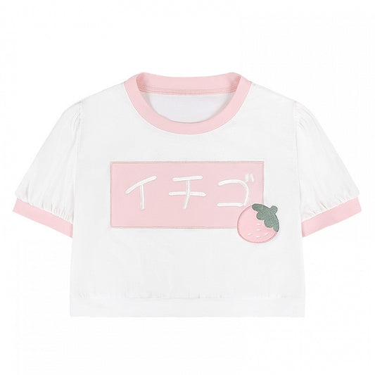 Weißes, kontrastierendes, rosafarbenes Crop-Top mit Rundhalsausschnitt und Erdbeermuster