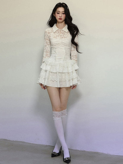 Weißes Minikleid aus Spitze mit Cut-Outs und Glockenärmeln und Stufenrock