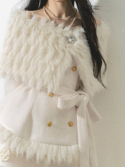 Eleganter Mantel mit schulterfreiem Ausschnitt in Weihnachtsrot/Weiß und abnehmbarem Plüschschal