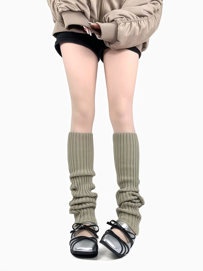 ダークグレー/オフホワイト/ダークグリーンのニットレッグウォーマー