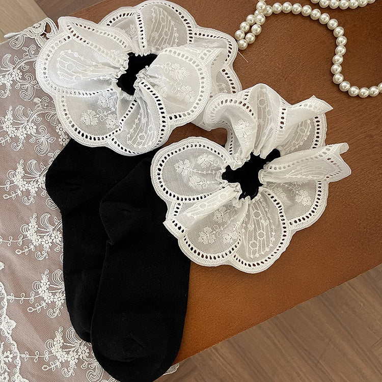 Socken mit floralem weißem Muster, Wadenbesatz und schwarz-weißer Spitze