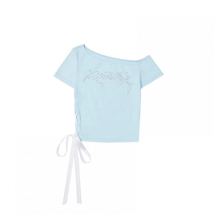 ミントブルーのアシンメトリーネックラインレースアップラインストーンレターTシャツサイド