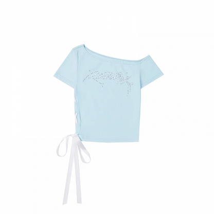 ミントブルーのアシンメトリーネックラインレースアップラインストーンレターTシャツサイド