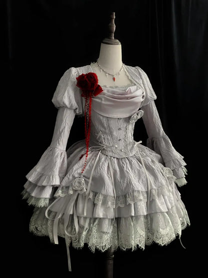 Silbergrauer Bolero mit Rüschen und Glockenmanschetten und langen Ärmeln