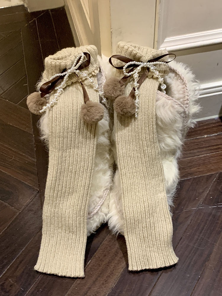 ブラック/カーキ/ミルクホワイトの蝶結びレーストリムレッグウォーマー（ポンポン付き）