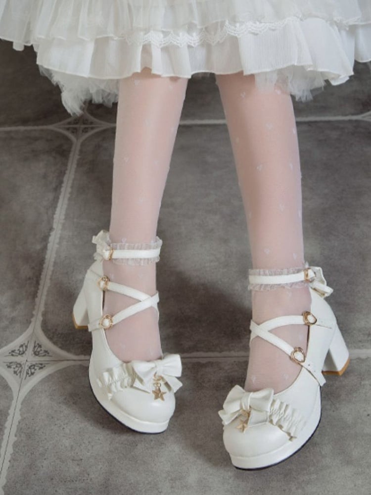 Blockabsätze mit Charm-Stern und Herz, weiße Zierschnallen, Lolita-Rüschen, Oberteil mit mittlerer Schleife