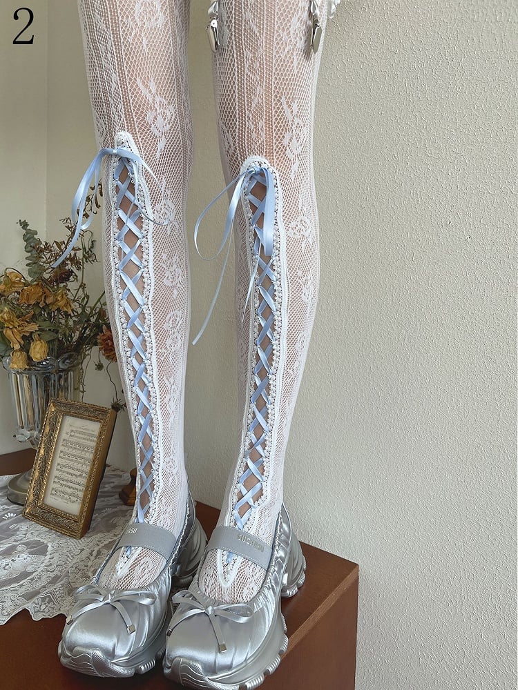 Strumpfhose mit Blumenmuster in Blau mit Lochmuster und Schnürdetail