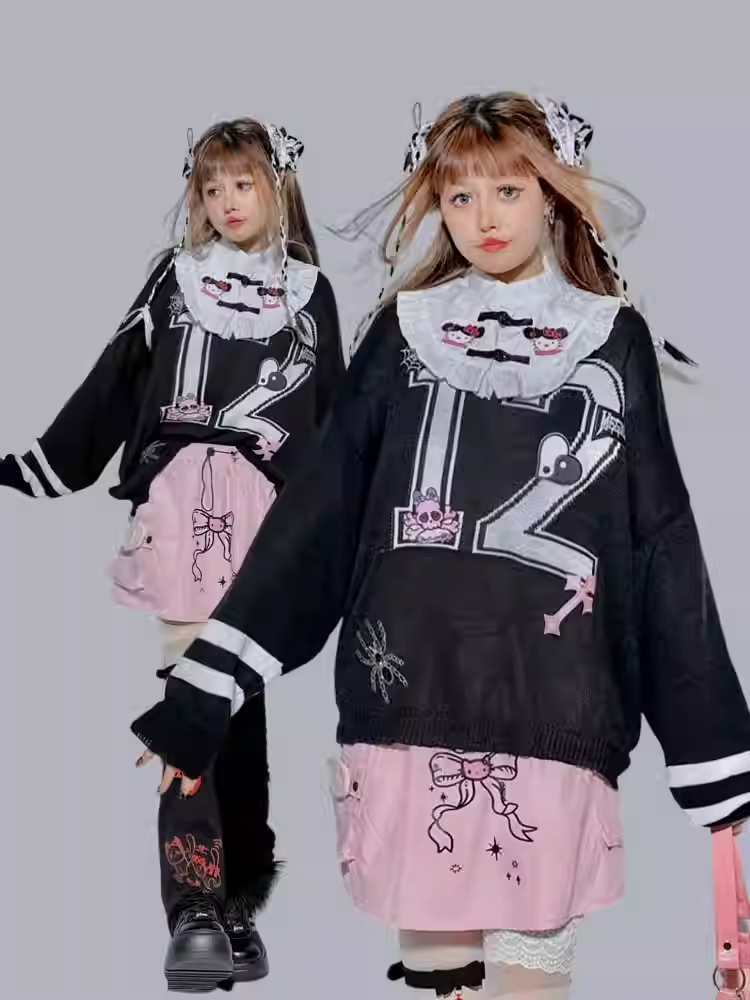 Schwarzes Oversize-Top mit Kitty-Spinnen- und Kreuz-Skelett-Applikationen