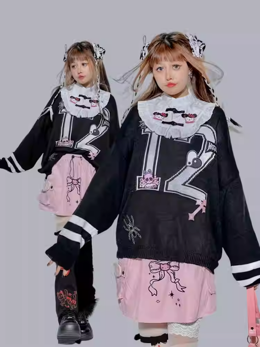 Schwarzes Oversize-Top mit Kitty-Spinnen- und Kreuz-Skelett-Applikationen