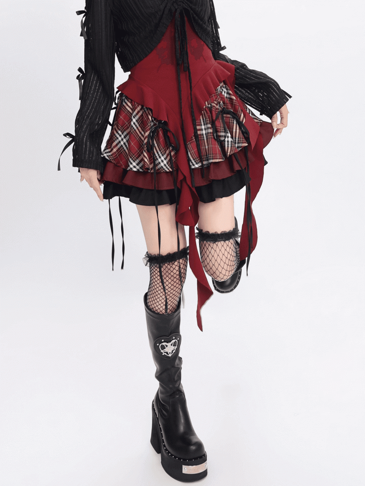 Karierter Stufenrock und rot-schwarz-weiße Schleifendekoration Y2K /