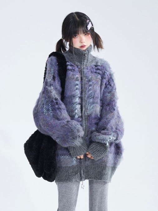 Gestreifter lila-grauer Pullover, gerippt mit detaillierten Steppstichbündchen, Mohair-Strick, locker