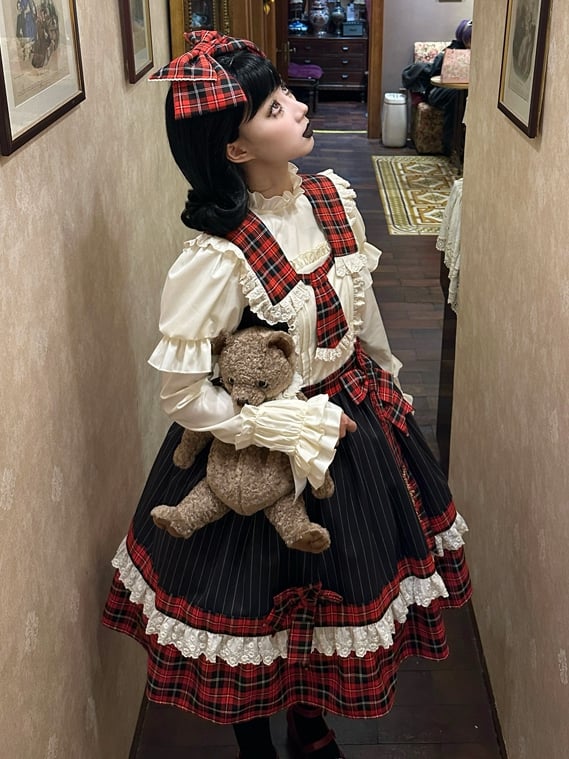 赤いチェック柄と黒いストライプ柄のドレス、取り外し可能な襟とネクタイ付きロリータジャンパースカート