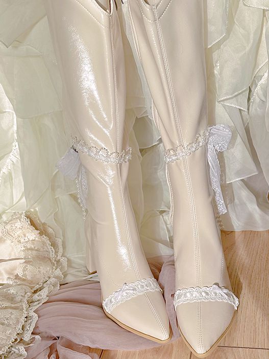 ベージュのポインテッドトゥ、レースとビーズのチェーンブロックヒール、ニーハイブーツ