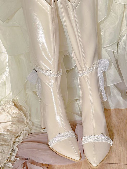 ベージュのポインテッドトゥ、レースとビーズのチェーンブロックヒール、ニーハイブーツ