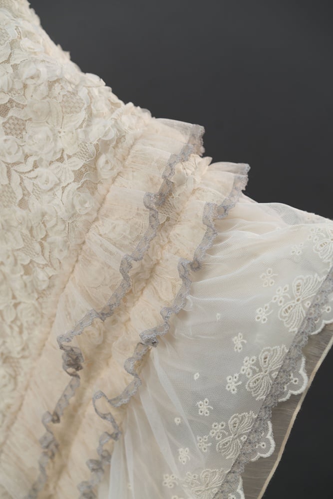 ベージュの花柄刺繍ショール