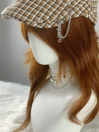 黒/茶色のチェック柄ベレー帽と子犬のぬいぐるみ