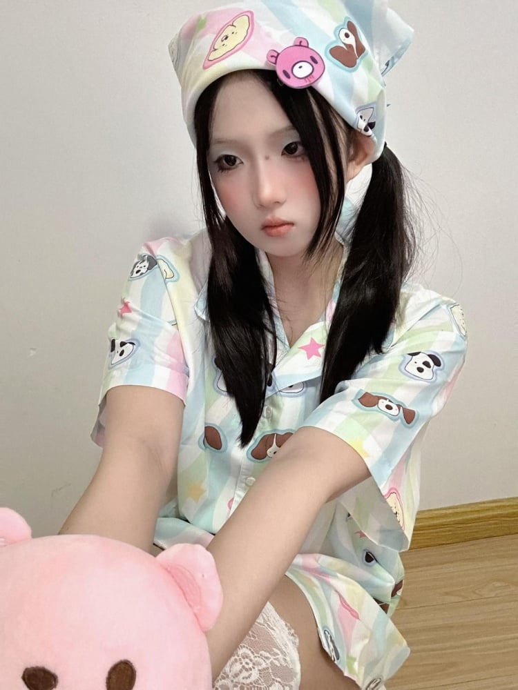 ストライプ柄の可愛い子犬のスクエアスカーフ