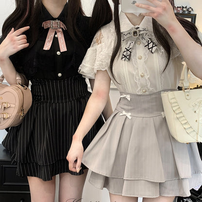 ジライケイ ブラック/ブルー/ホワイト カットアウトショルダーケープデザイン レースブラウス