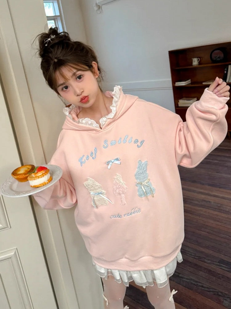 Rosafarbener, süßer Kapuzenpullover mit gehäkelten Häschendetails und Fleecefutter