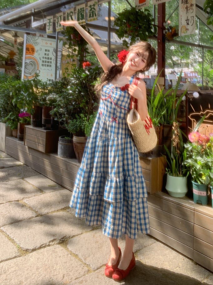 Blaues Allover-Neckholder-Kleid mit Blumendruck und kariertem Halsausschnitt, süß