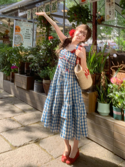 Blaues Allover-Neckholder-Kleid mit Blumendruck und kariertem Halsausschnitt, süß