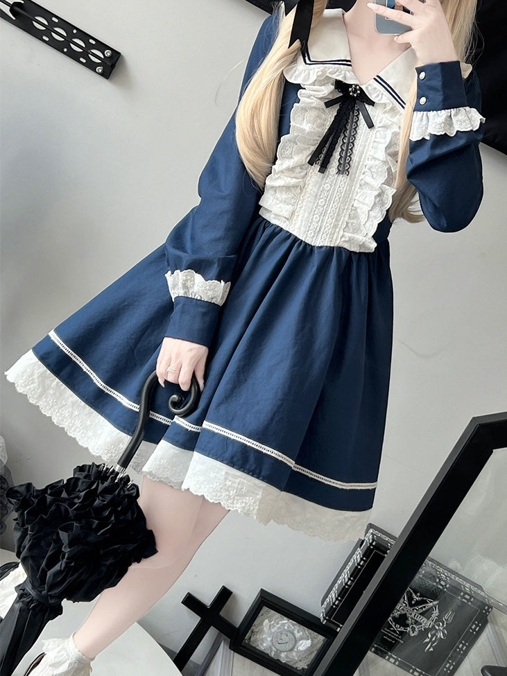 Dunkelblaues, langärmliges Kleid mit Rüschenbesatz über dem Knie