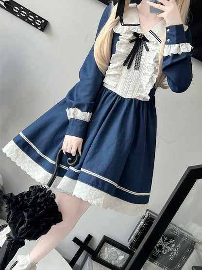 Dunkelblaues, langärmliges Kleid mit Rüschenbesatz über dem Knie