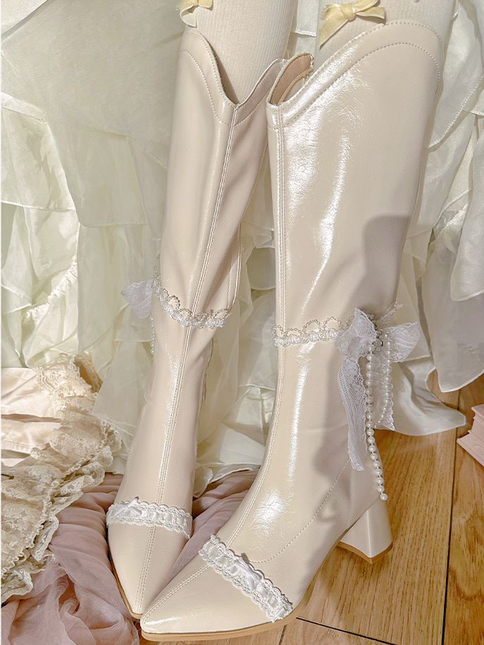 ベージュのポインテッドトゥ、レースとビーズのチェーンブロックヒール、ニーハイブーツ