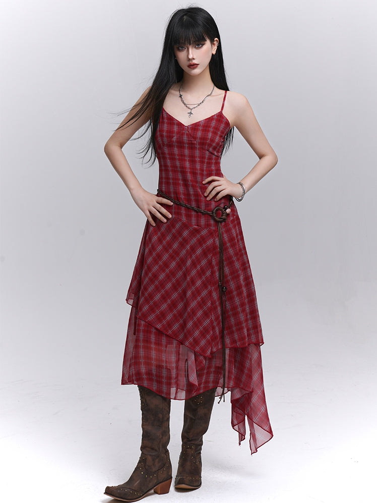 Rotes Camisole-Kleid mit V-Ausschnitt und Taschentuchsaum