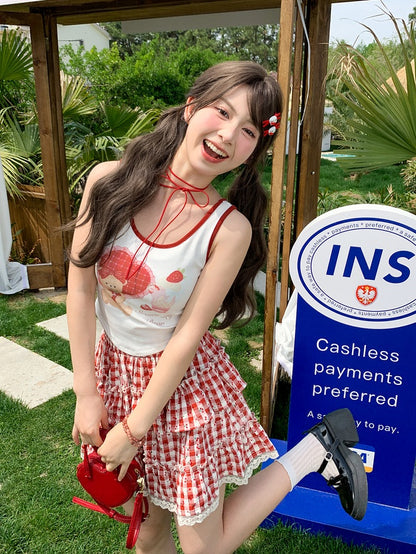 スイートなチェック柄ティアードスカート。レッドのトリム。全体にチェリープリントのレース。