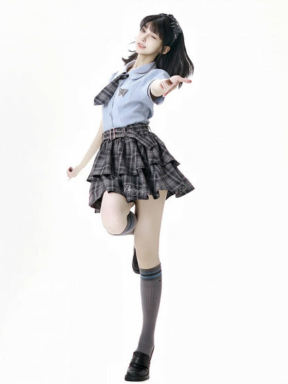 グレーブルーのプレッピースタイルの半袖チェック柄ネクタイ付きシャツ