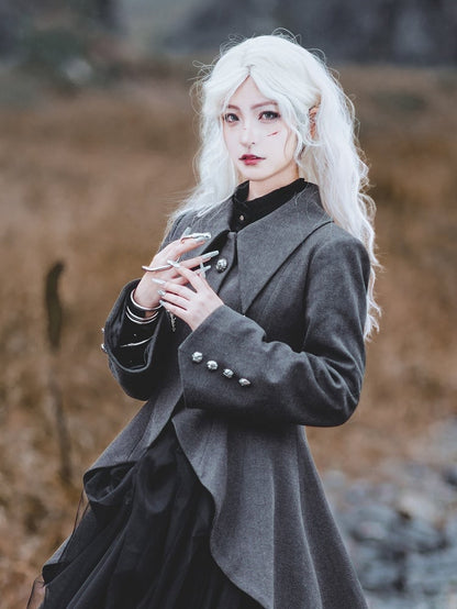 Dunkelgrauer Gothic Lolita Mantel mit flachem Kragen und hohem, niedrigem Saum