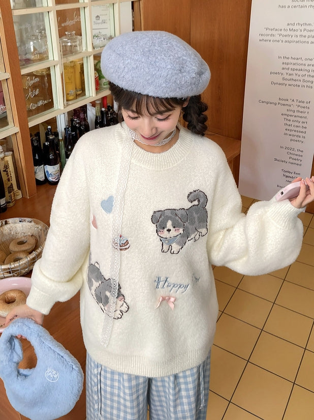 白いかわいい子犬柄のラウンドネックルーズセーター