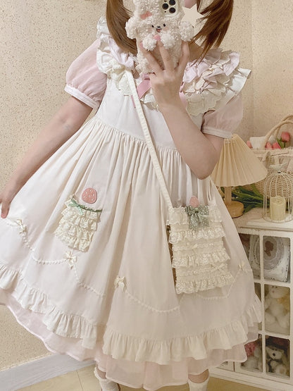 ベージュのクロスボディバッグ