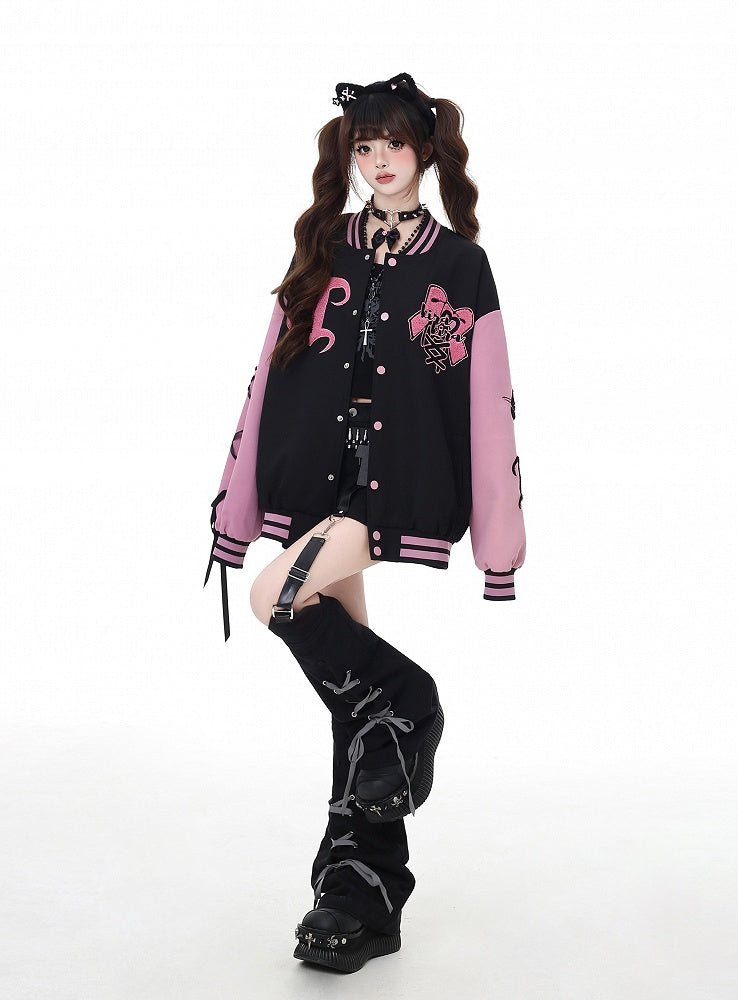ブラック＆ピンクのリボン刺繍がほろ苦いベースボールジャケット。袖にレースアップディテール。