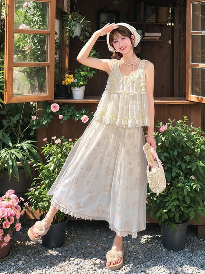 ベージュのゴムウエストのオーバーレイメッシュとキュートな漫画プリントのスカート