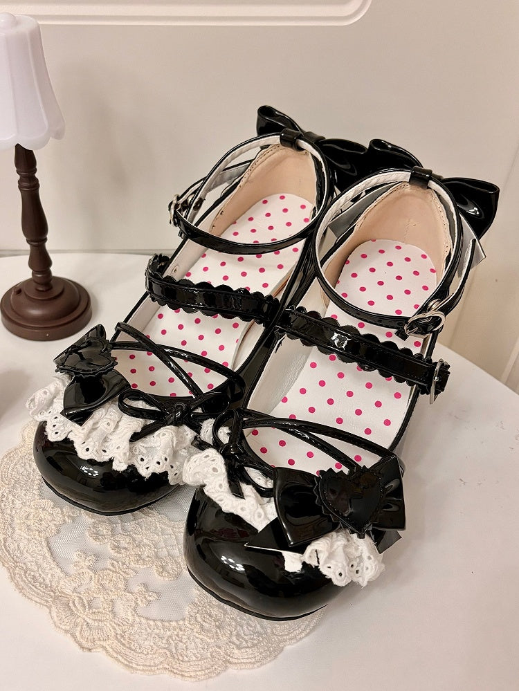 Jane Lolita mit Spitzenbesatz und Fersenschnallen, mittelhoher Schleife, Mary Sweet Heels, schwarzes Oberteil – Herz