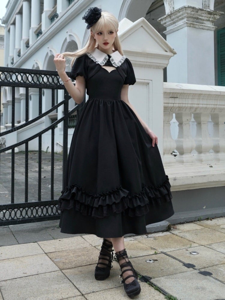 Schwarzes klassisches Lolita-Kleid mit dünnen Schulterträgern und gewelltem Ausschnitt