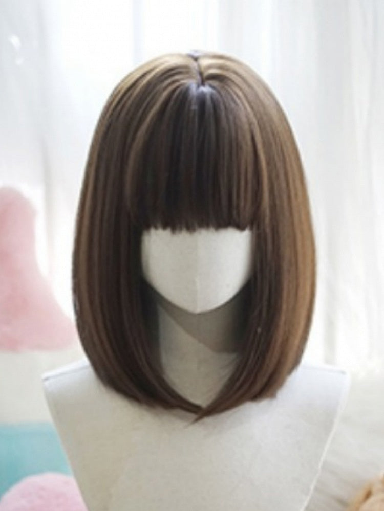 Dunkelbraune, schulterlange, glatte Perücke im Bob-Schnitt mit vollem Pony