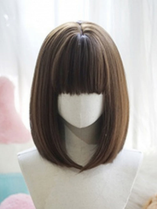Dunkelbraune, schulterlange, glatte Perücke im Bob-Schnitt mit vollem Pony