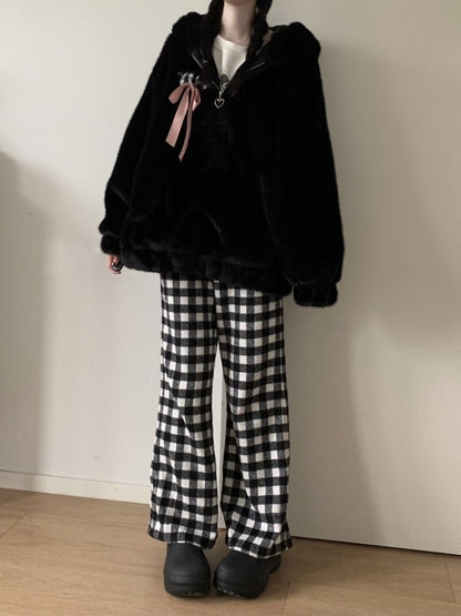 ピンクの蝶結びディテールのブラックフェイクファーコート