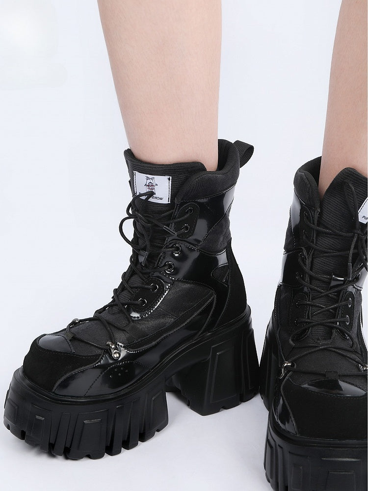 Schwarze Martins-Schnürschuhe mit Plateauverschluss und Punk-Design