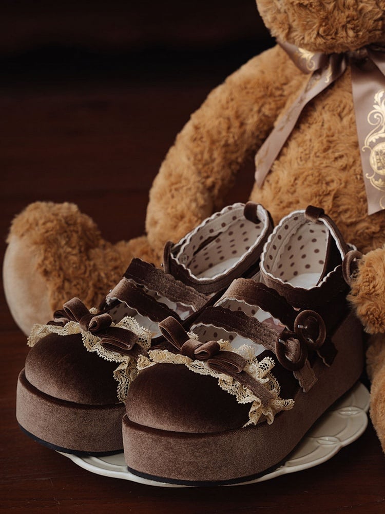 バックル、ダークプラットフォーム、トリムレース、蝶結びストラップ、トップにブラウンのベルベット