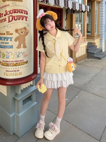 前立て刺繍のライトタイ、花びらの襟、ビスケットハートボタン、ブラウス（イエロー）