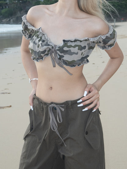 Glamouröses, kurzes, trägerloses Top mit hellem Camouflage-Muster und Rüschenbesatz sowie kurzen Puffärmeln