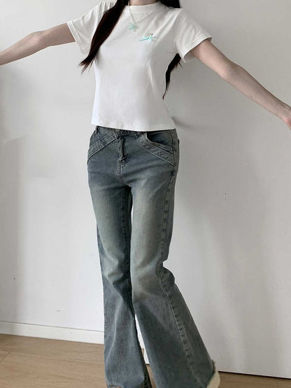 ブルーのローヘムフレアジーンズ