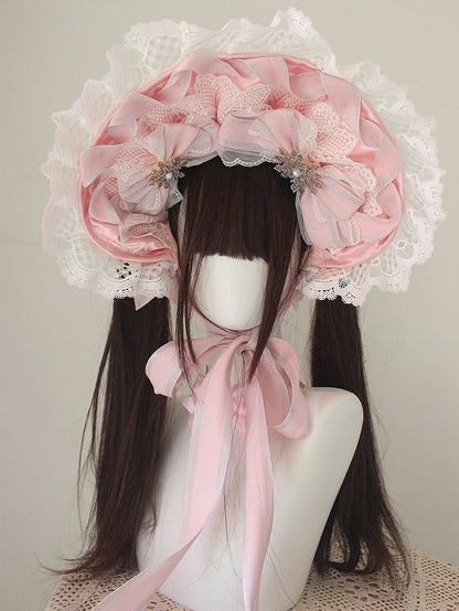 ブルーの蝶結びのディテール、ビーズの雪飾り、レースのトリム、ボンネット