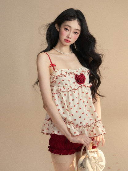 Aprikosenfarbenes Camisole mit Rüschen und rotem Schleifenmuster