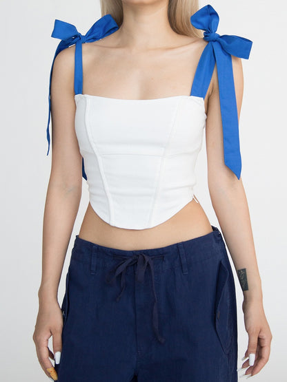 Weißes, ärmelloses Top mit abgerundetem Saum und blauen Trägern zum Selbstbinden