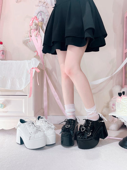 Jirai Kei – Hochglanz-Plateau-Absätze mit schwarzem Spitzenbesatz und Herzschleife und hohem Blockabsatz mit Perlenkette